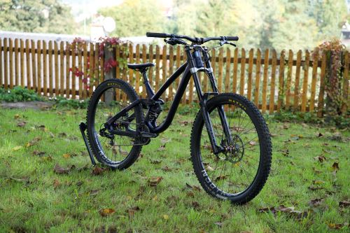 Celoodpružené DH kolo NSbikes Fuzz 29 2, L - ROKYTNICA béžové plášte